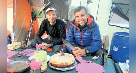 Иван Томов и Боян Петров празнуват с торта покоряването на Броуд пик. 				 Снимки: Личен архив