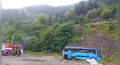 МЗ: 16 са загиналите, 21 са ранени при тежката автобусна катастрофа