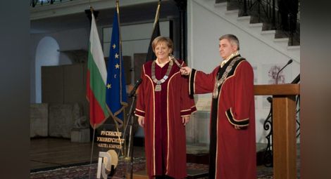Проф. Белоев удостои Ангела Меркел с титлата Доктор хонорис кауза на Русенския университет на 11 ноември 2010 година.  Снимка: Архив