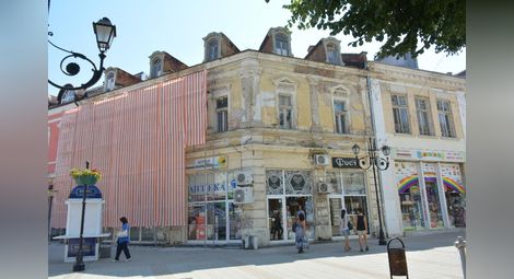 Реставрират фасадата на паметник на културата срещу Цигуларчето