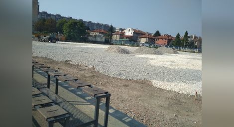 Машини разстилаха вчера чакъла за новото игрище на стадион „Дунав“.