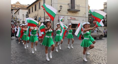 Балерини, мажоретки и певци покориха публиката на италиански фестивал