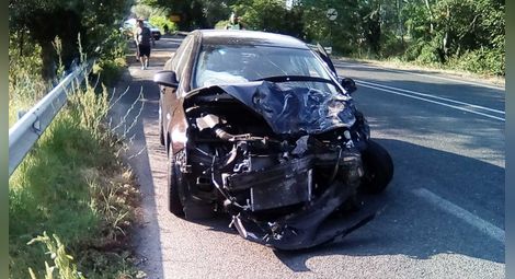 Един пострадал при катастрофата край Струмяни, удариха се бус и кола