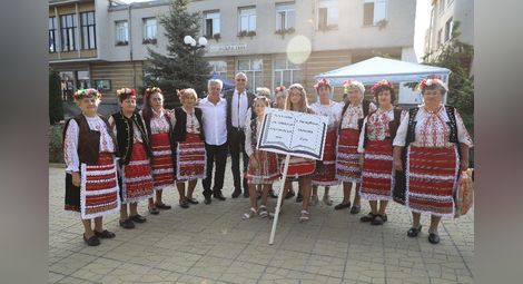 Депутатът Пламен Нунев и кметът на Борово Валентин Панайотов с участниците от басарбовското читалище.     Снимка: ГЕРБ