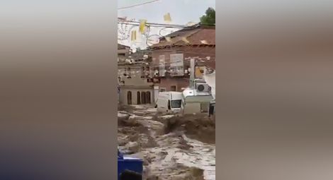 Наводнение в Испания - къщи и улици са под вода