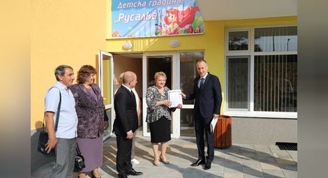 Министър Вълчев връчи на директорката на „Русалка 2“ документ за ползване на сградата.                   Снимки: Община Русе
