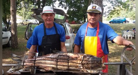 Богдан Димов и Венелин Николов от Борово се представиха с толстолоб на чеверме и домашно пушена скумрия на орехови пилки.