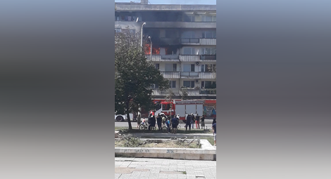 Евакуираха цял вход на блок „Вяра“ заради запален от баща и син пожар