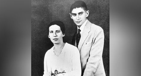 Франц Кафка с Фелице Бауер, за която се сгодява два пъти.