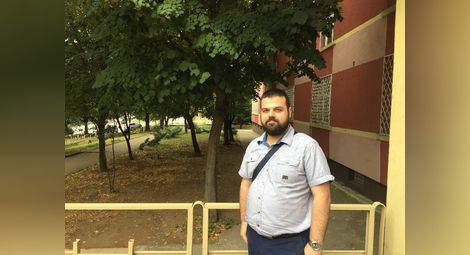 8 години по-късно Филип Тодоров влиза в старата си класна стая, но като учител