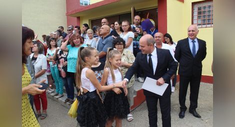 Кметът Пламен Стоилов пожела успех на учениците в СУ „Васил Левски“.