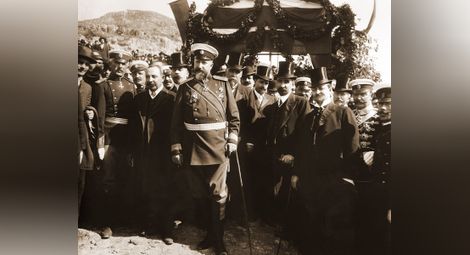 Цар Фердинанд I, премиерът Александър Малинов и други официални лица при обявяването на независимостта на България.