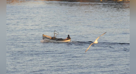 Бурното море потопи лодка, двама рибари се удавиха