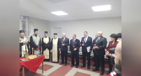 Д-р Парашкевов /крайният вдясно/ бе сред официалните лица на церемонията. Снимка:Авторът