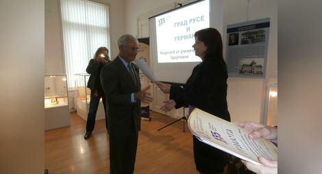 Възстановилият Дойче шуле Стойко Димитров пръв получи почетна грамота от сегашния директор Искра Димитрова. 