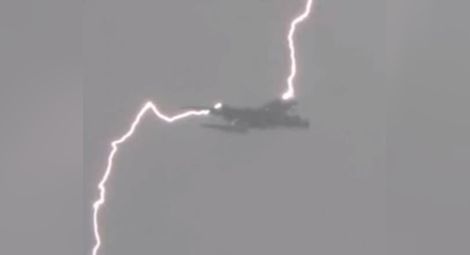 Уникално видео: Три мълнии удрят самолет, пътниците живи и здрави