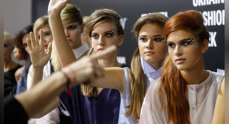 "Роби на дълга": Топмодели говорят за капаните в модния свят