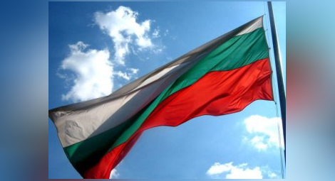 Три години затвор за мъж, запалил националния флаг и уринирал върху него