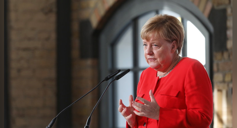 Меркел към критици: Жива и здрава съм, няма да се оттегля