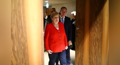 Треперенето на Меркел отваря дебат за предаването на властта в Германия