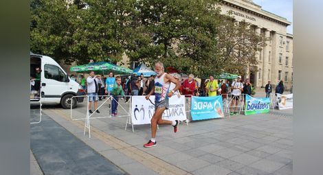 72-годишният Иван Грозев пробяга дистанцията за 80 минути.