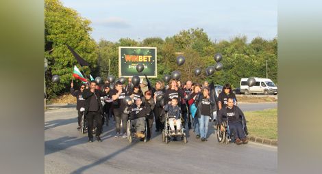Майки с инвалидни колички затвориха Дунав мост под звуците на химна
