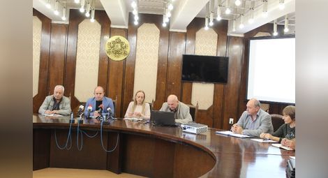 Кметът Пламен Стоилов проведе вчера първа среща за готовността на общината за зимния сезон.                                                                                                                                     Снимка: Община Русе