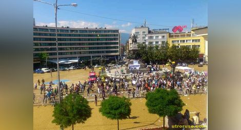 Протестиращи блокираха кръстовище в центъра на София 
