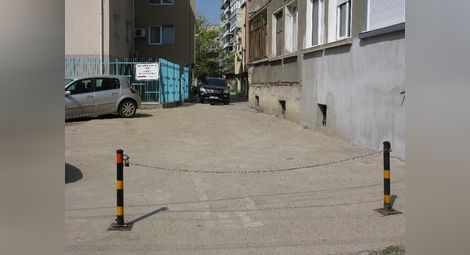 „Частна“ уличка затваря проход в центъра