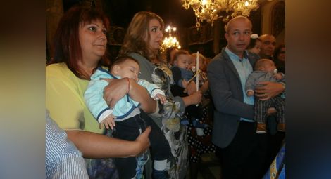 31 русенчета станаха християнчета на масово кръщене в „Св. Троица“