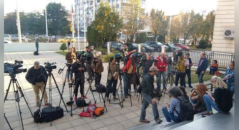 Десетки български и европейски журналисти часове наред чакаха пред областната полицейска дирекция, за да получат информация за разследването. Снимка: ТВН