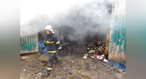Пожар във фалирала мебелна фирма задими два квартала в Русе