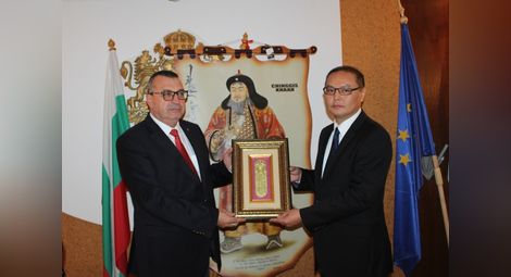 Д-р Камен Милков /вляво/ вчера официално бе представен като почетен консул на Монголия.                               Снимка: ОА 