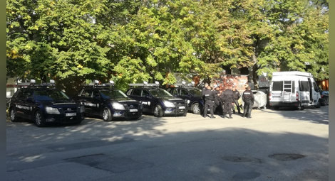 Роми с брадви нападнаха полицията в Гълъбово, жандармерията обгради града