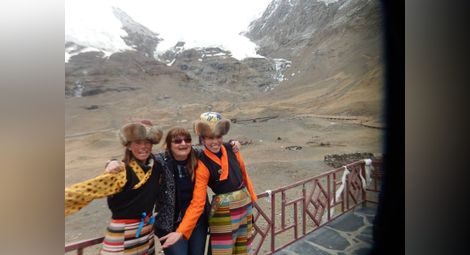 Анна Димитрова в компанията на две тибетки.  Снимка: Личен архив