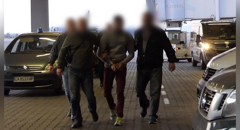 Северин скри лицето си при кацането в България