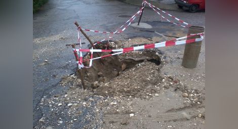В Пиргово от седмици газят кал заради дупка на ВиК след авария