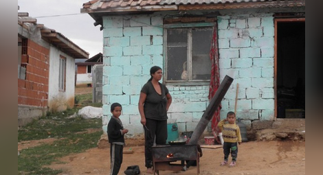 Мъж си купи нива, а получи бонус ромски къщи