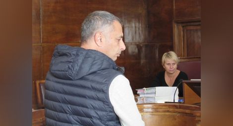 50-годишният Илиян Павлов бе доведен в съдебна зала с белезници от затвора в Белене, където е прехвърлен до началото на процеса срещу него.                                        Снимка: Русе медия