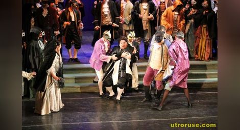 Операта представя „Бал с маски“  в Солотурн и тръгва за Италия