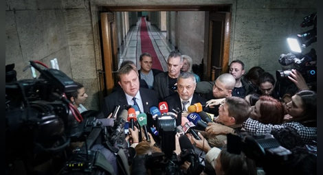 След Коалиционния съвет: Каракачанов против оставката на Валери Симеонов