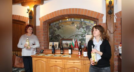 Избата в Нисово разкри винарски тайни на гости от Румъния