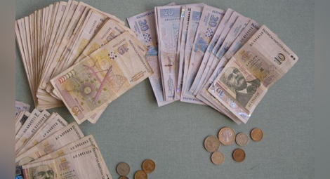 Все повече българи не си плащат кредитите, рекорд при ипотеките
