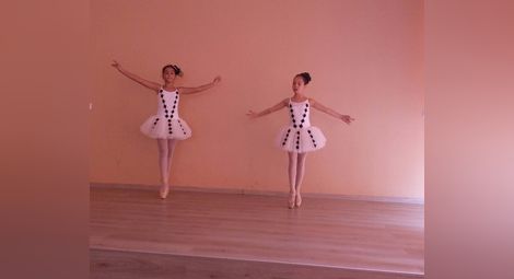 Балеринки от „Инфанти“ показват на връстници палци и балетни пачки