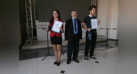 Председателят на журито доц.Руси Русев сърдечно поздрави носителите на големите награди в конкурса Анелия Крумова и Александър Габровски.