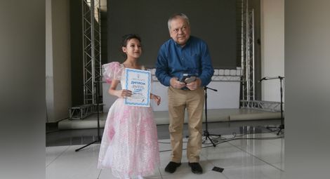 Членът на журито Пламен Атанасов връчи наградата на Лариса Ферхад от училище „Възраждане“ - единствената отличена участничка от Русе. 				       Снимки: Авторът