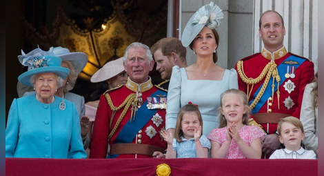 Кралица Елизабет II се готви да отстъпи престола на принц Чарлз