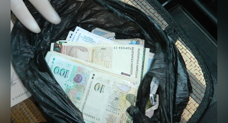 Българските баби – бедни, но летят едни пари... през балкона