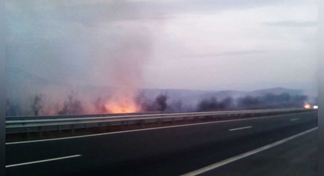 Огромен пожар край Дупница, магистрала Струма е силно задимена