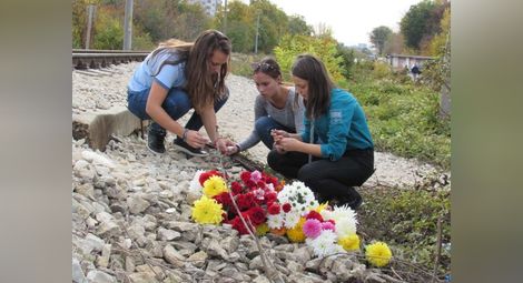 Съученици и учители почетоха паметта на останалия завинаги на 13 години Виктор